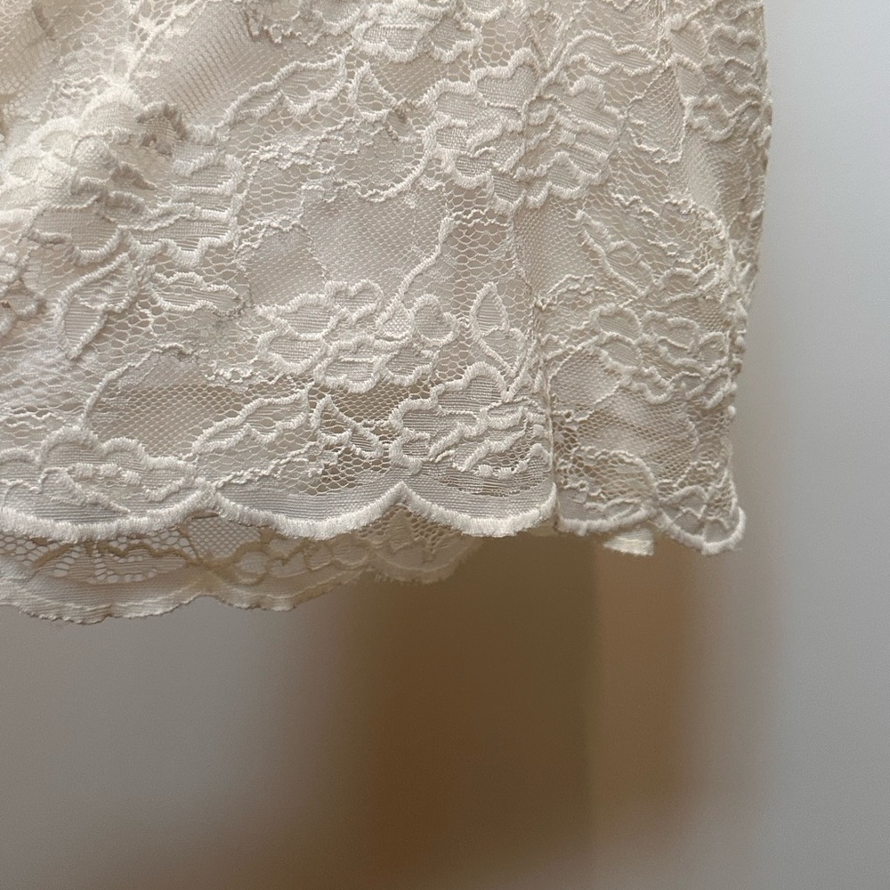 Elegant Cream Lace Halter Top - Picture 4 of 5